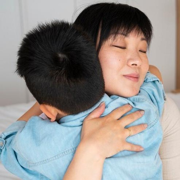 Dengan mengajukan pertanyaan, orang tua bisa memberi anak kesempatan untuk menjelaskan, bukan untuk memaafkan, melainkan untuk didengarkan. Dan ketika mereka merasa didengarkan, mereka jauh lebih terbuka terhadap bimbingan atau saran lainnya.