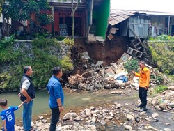 Turap Kali Ciomas Longsor Rusak 2 Rumah Usai Hujan Deras