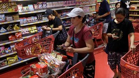 Warga Hong Kong Panic Buying buntut Ancaman Topan Ragasa