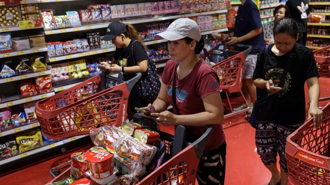 Warga Hong Kong ramai-ramai memborong banyak makanan usai Topan Ragasa diprediksi melanda wilayah tersebut pada Selasa (23/9).