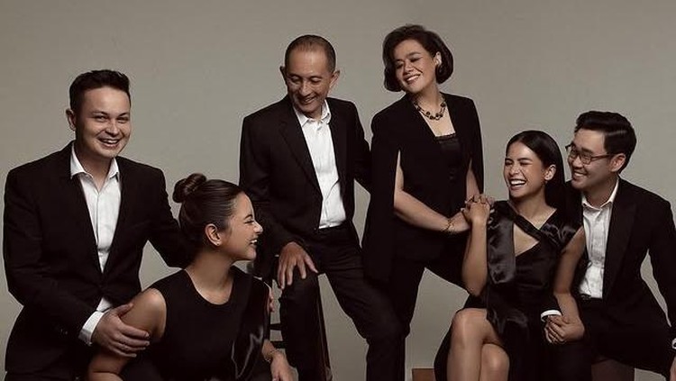 5 Potret Photoshoot Studio Keluarga Maudy Ayunda