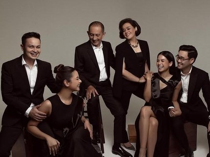 Terpopuler: Potret Photoshoot Studio Keluarga Maudy Ayunda