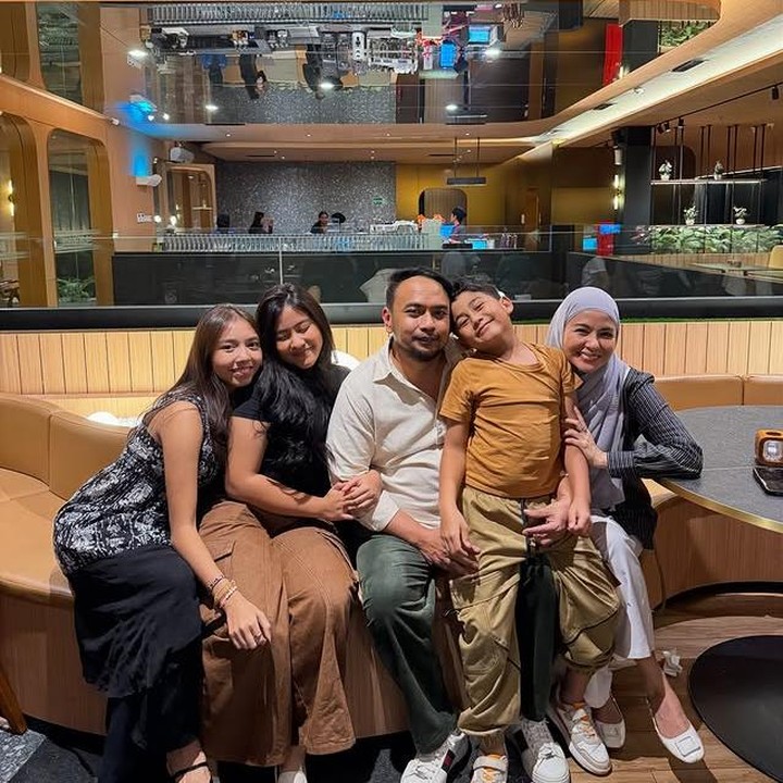 <p>Putri pasangan Meisya Siregar dan Beby Romeo,&nbsp;Song Louisa Mu Khadijah, baru-baru ini jadi sorotan. Di usianya yang baru menginjak 15 tahun, Song Louisa semakin bersinar dan tampil di <em>runway</em> <em>fashion show</em>, Bunda. (Foto: Instagram @meisya_siregar)</p>