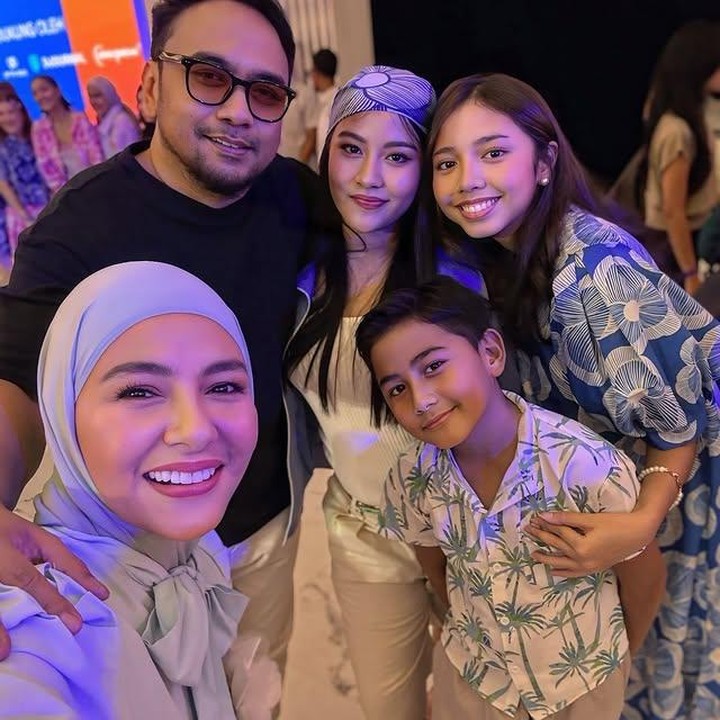 <p>Rasa bangga pun terlihat begitu jelas terpancar dari wajah Meisya. Saat melihat sang putri semakin percaya diri di atas panggung, ia pun langsung teringat kembali dengan masa-masa remajanya dulu. (Foto: Instagram @meisya_siregar)</p>