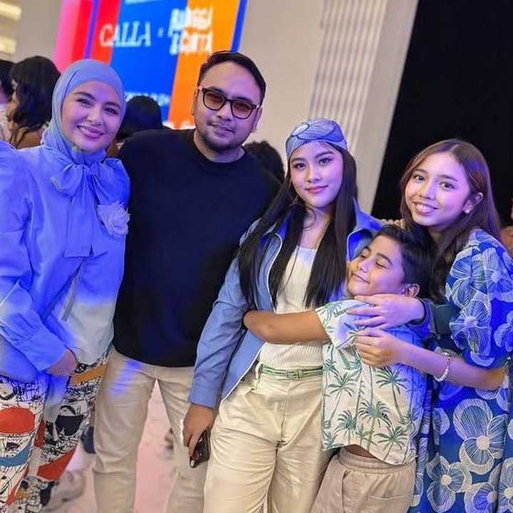 <p>Momen spesial ini dibagikan langsung oleh Meisya lewat Instagram pribadinya. Ia mengunggah sejumlah potret Song Louisa yang tampil kece mengenakan jaket biru yang dipadukan celana putih. (Foto: Instagram @meisya_siregar)</p>