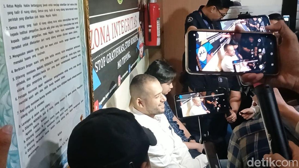 Ahmad Assegaf&comma; suami Tasya Farasya di Pengadilan Agama Jakarta Selatan&comma; Rabu &lpar;24&sol;9&sol;2025&rpar;&period;