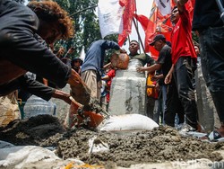 Petani Turun ke Jalan: Bikin Pameran hingga Cor Badan