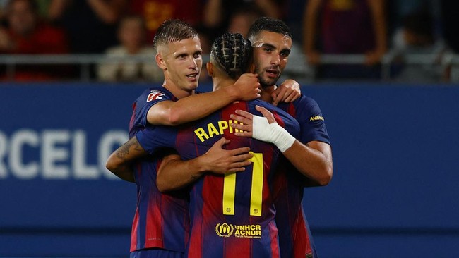 Barcelona melangkah ke babak perempat final Copa del Rey usai menang atas tuan rumah Racing Santander, Jumat (16/1) dini hari WIB.