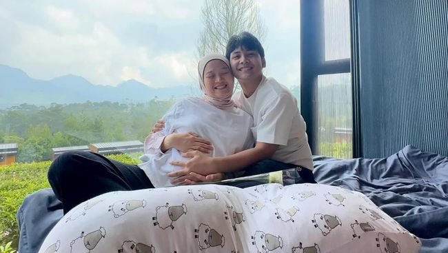 Bintang Emon Bingung Peran Suami di Ruang Bersalin, Simak 9 Cara Ayah Dukung Bunda saat Lahiran