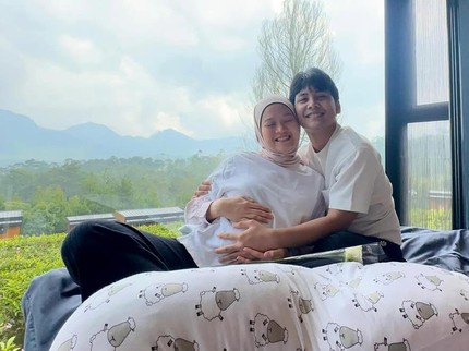 Bintang Emon Bingung Peran Suami di Ruang Bersalin, Simak 9 Cara Ayah Dukung Bunda saat Lahiran