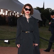 Jonathan Bailey sampai Raye Tampil Cozy di Fashion Show Burberry Summer 2026