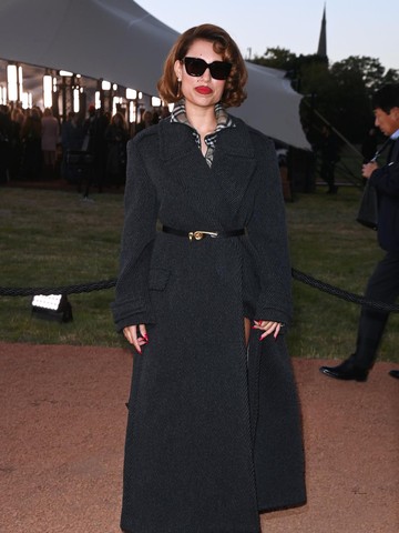 Jonathan Bailey sampai Raye Tampil Cozy di Fashion Show Burberry Summer 2026