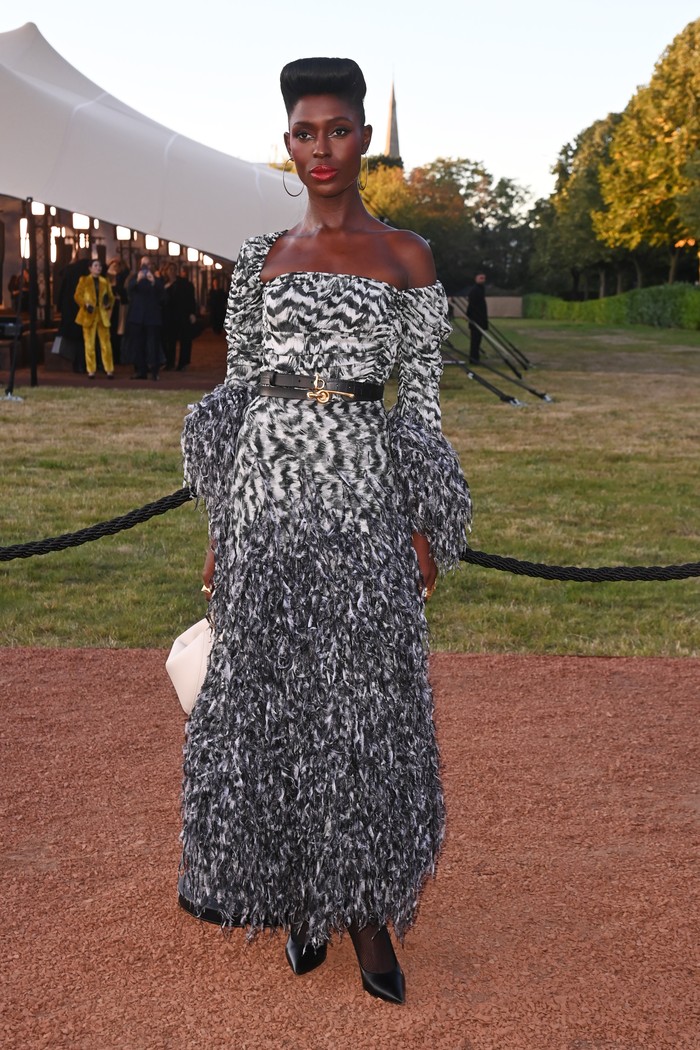 Jodie Turner-Smith jadikan fashion show Burberry bak red carpet. A-line gown bercorak black & white yang dikenakannya makin mewah dengan rok dipenuhi ruffles. / Foto: Courtesy of Burberry/Dave Benett/Dave Benett