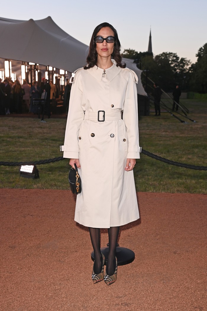 Trench coat juga dikenakan Alexa Chung, tapi dalam rona kontras, Beauties. Coat putih tersebut dilengkapi ikat pinggang dengan buckle besar yang jadi statement tersendiri. Ia juga mengenakan pointy pumps bermotif Burberry check ikonis sebagai aksen gaya polosnya/ Foto: Courtesy of Burberry/Dave Benett/Dave Benett