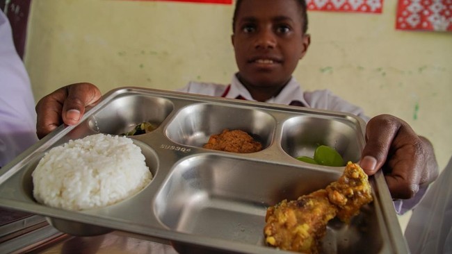 Siswa memperlihatkan paket makanan program Makan Bergizi Gratis (MBG) yang diterimanya di Sekolah Dasar Islam Terpadu (SDIT) Nurul Islam Klakah, Lumajang, Jawa Timur, Senin (15/9/2025). Pemerintah Provinsi Jatim mencatat capaian realisasi penerima pr