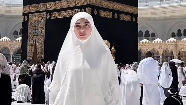 Cerita Haru Celine Evangelista Bantu Jamaah Lansia Asal Algeria yang Tersesat di Tanah Suci