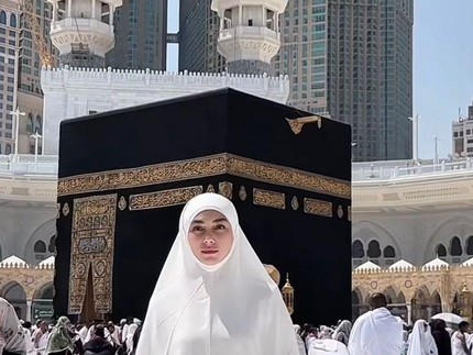 Cerita Haru Celine Evangelista Bantu Jemaah Asing Lansia yang Tersesat di Tanah Suci