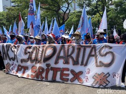 Eks Buruh Sritex Demo di Kantor Gubernur Jateng Tuntut Pesangon Cair