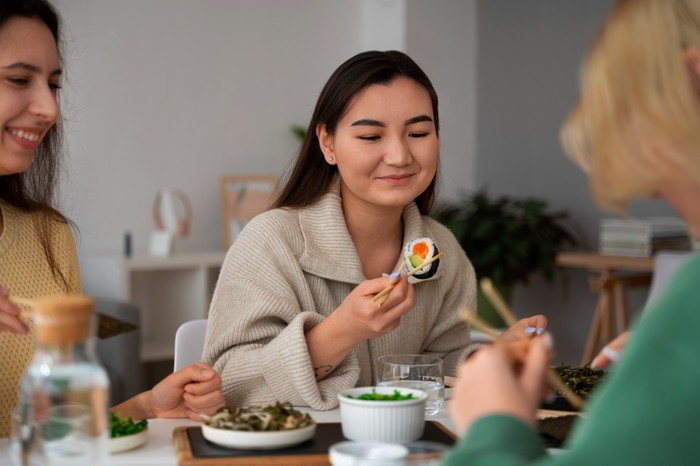 Waktu makan siang memiliki dampak paling kecil dalam penurunan berat badan, tapi yang perlu diperhatikan adalah kamu harus menjadikan waktu ini sebagai waktu makan terbesarku. Hal ini berkaitan dengan ritme sirkadian yang mendorong peningkatan efisiensi tubuh di awal hari dalam mencerna makanan, membakar kalori, dan mengatur hormon.