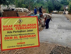 Warga Patungan Perbaiki Jalan Rusak di Pandeglang: Kami Sudah Jenuh