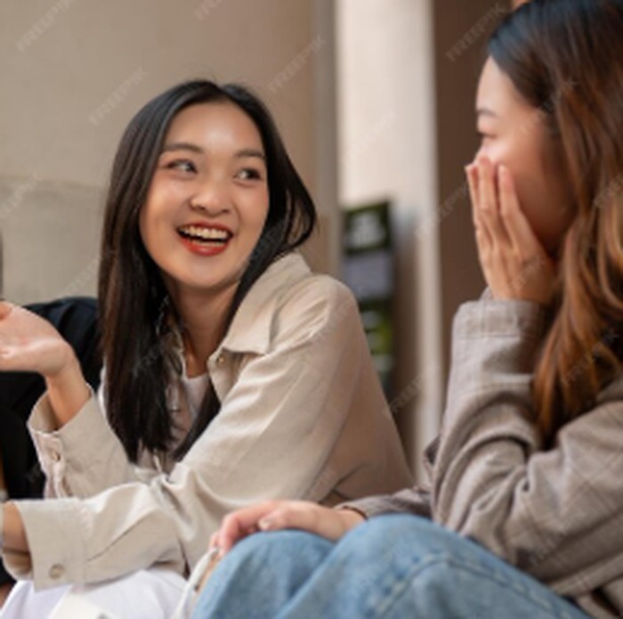 Tidak berpikir negatif akan membantu kamu menjadi orang yang lebih mudah berbaur di pertemanan yang baru. Kamu lebih berani untuk mulai berkenalan karena berpikir orang di sekelilingmu pasti mau berteman denganmu/Foto: Freepik.com/thanyakij-12