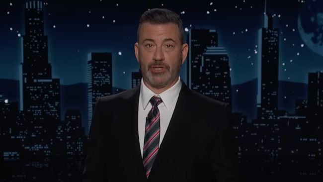 Jimmy Kimmel emosional saat comeback memandu late-night show Jimmy Kimmel Live! di ABC pada Selasa (23/9) malam waktu AS.