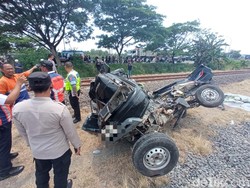 3 Perjalanan KA Terganggu Imbas Kecelakaan Kereta Vs Pikap di Cirebon