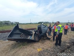 Kecelakaan Kereta Vs Mobil Pikap di Cirebon, Dua Orang Tewas
