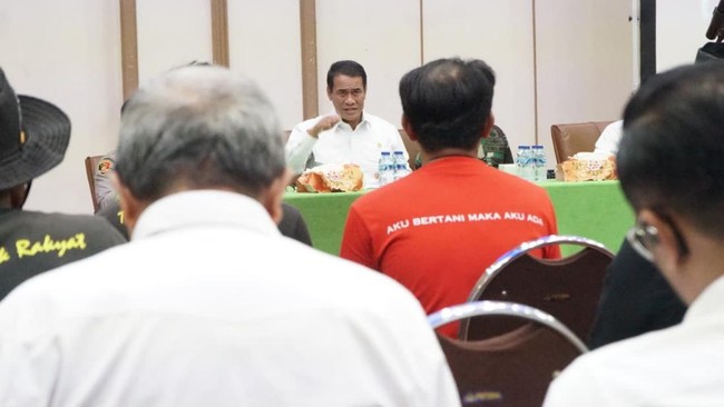 Mentan Amran berdialog langsung dengan perwakilan petani Indramayu dan memberi solusi atas berbagai masalah, mulai pupuk bersubsidi hingga modernisasi alsintan.