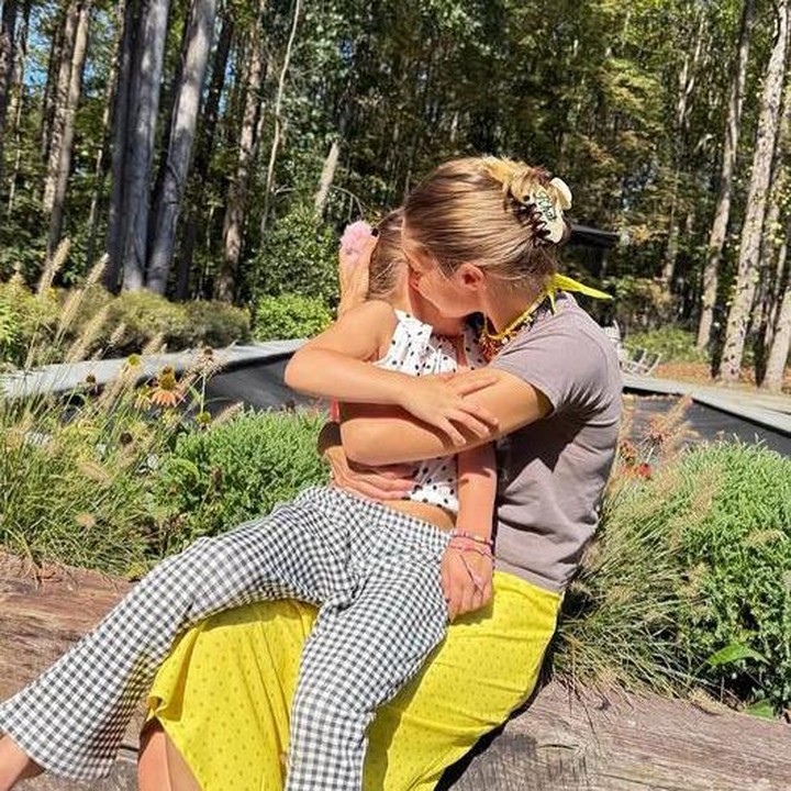 <p>Dalam salah satu unggahannya di Instagram, Gigi Hadid tampak memeluk Khai dengan penuh kasih sayang sambil duduk di depan latar alam yang menenangkan, Bunda. Ia pun membagikan potret kue ulang tahun Khai lengkap dengan tulisan &ldquo;<em>Khai is five</em>&rdquo; atau Khai berusia lima tahun. (Foto: Instagram @gigihadid)</p>
