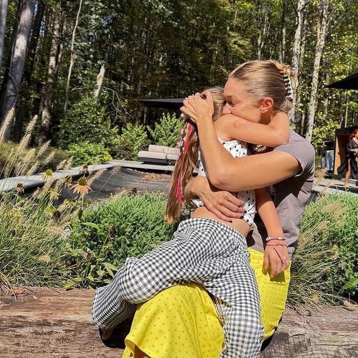 <p>Tak ketinggalan, Gigi Hadid juga menuliskan pesan cinta untuk putri kecilnya itu. "Merayakanmu adalah Hari Terbaik, setiap tahun. Selamat Ulang Tahun ke-5 untuk cahaya hidupku! Kamu sungguh segalanya, sangat beruntung &amp; bangga menjadi ibumu!!!!!!!" tulis Gigi Hadid lewat Instagram, Selasa (23/09/2025). (Foto: Instagram @gigihadid)</p>