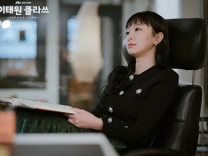 Setelah sukses di bioskop, Kim Da Mi menaklukkan layar kaca dengan membintangi drama Korea Itaewon Class bersama Park Seo Joon. Kim Da Mi berperan sebagai Jo Yi Seo, manajer bar DanBam yang begitu berkesan bagi penonton.