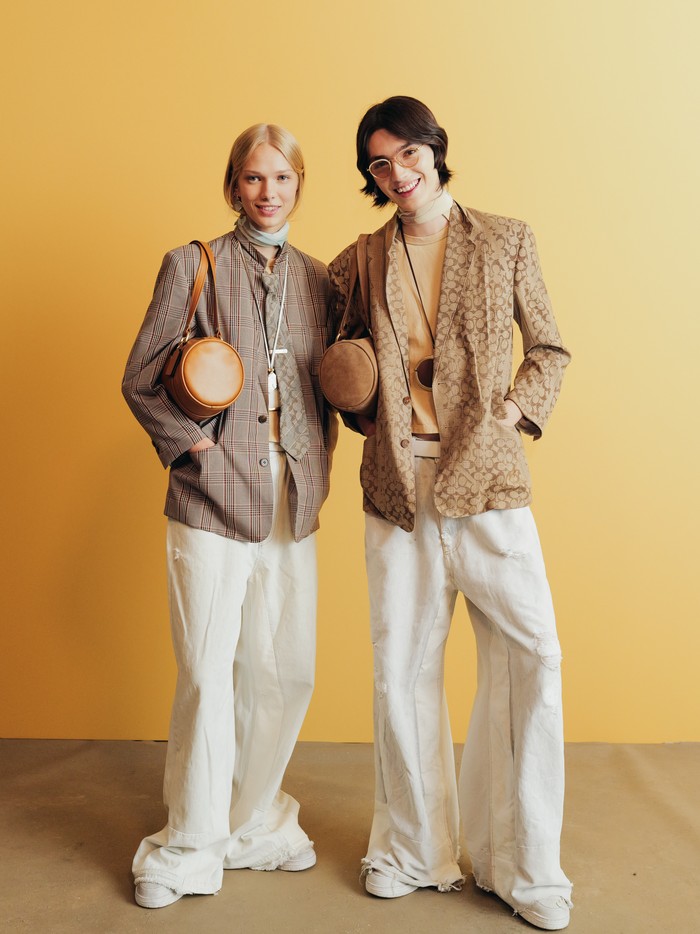 Koleksi Coach Spring/Summer 2026. Koleksi musim ini diisi palet warna netral dan pastel.