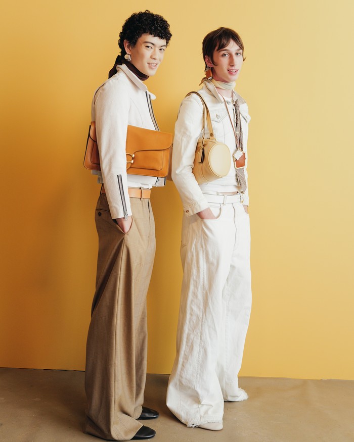 Koleksi Coach Spring/Summer 2026. Coach perkenalkan Coach Tabby Clutch terbaru.