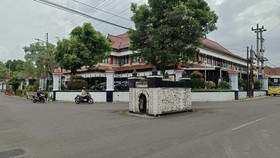 Ada Makam Misterius di Tengah Jalan Purwokerto, Marak Peziarah Datang