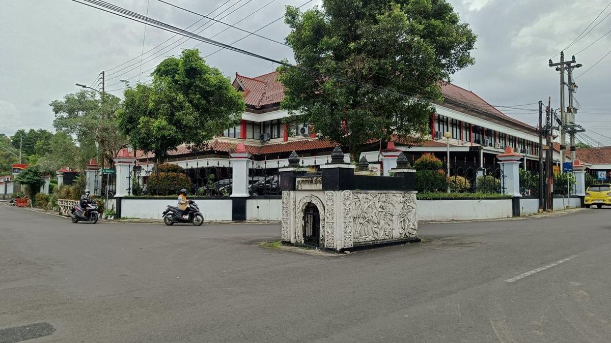 Ada Makam Misterius di Tengah Jalan Purwokerto, Marak Peziarah Datang