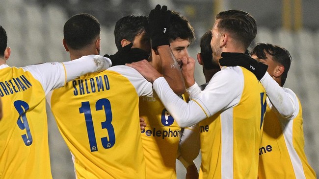 Klub Israel Maccabi Tel Aviv dilaporkan dilarang masuk Kota Amsterdam, Belanda, karena ulah suporter mereka yang mendukung genosida.