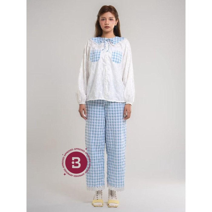 Perpaduan gingham checkered pattern dan floral embroidery bikin look jadi girly tanpa terkesan berlebihan. Meskipun outfit ini santai, kamu tetap bisa tampil rapi.