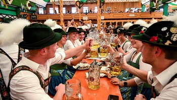 FOTO: Jutaan Pengunjung Bakal Meriahkan Pesta Bir Oktoberfest 2025