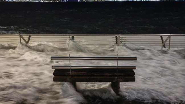Pantai-pantai di Ibiza, Spanyil ditutup imbas banjir yang dipicu hujan deras pada Selasa (30/9).