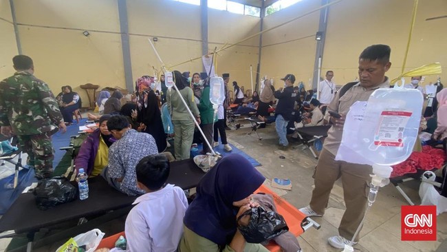 Puluhan siswa SMKN 1 Cihampelas mengalami keracunan setelah menyantap makanan bergizi gratis. Gejala termasuk mual dan muntah. Penyelidikan masih berlangsung.
