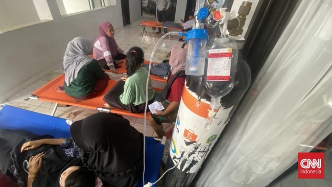Puluhan siswa SMKN 1 Cihampelas mengalami gejala keracunan makanan setelah menyantap MBG. Sebanyak 57 siswa dirawat di berbagai fasilitas kesehatan.