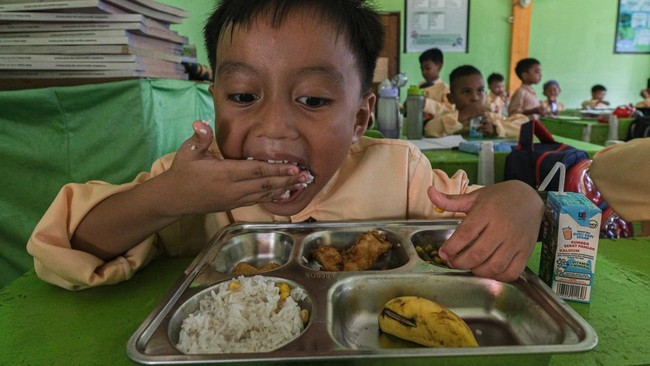 Seorang murid SDN 2 Kendari menyantap menu makan bergizi gratis di Kendari, Sulawesi Tenggara, Jumat (19/9/2025). Dinas Pendidikan Kota Kendari mencatat per 16 September 2025 sebanyak 23.613 pelajar telah menerima Makan Bergizi Gratis (MBG) di wilaya