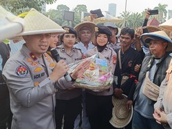 Polisi dan Petani Potong Tumpeng Peringati Hari Tani di DPR