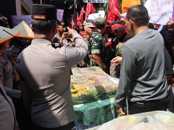 Polisi Turun Bagikan Tumpeng ke Massa Petani di Kementan