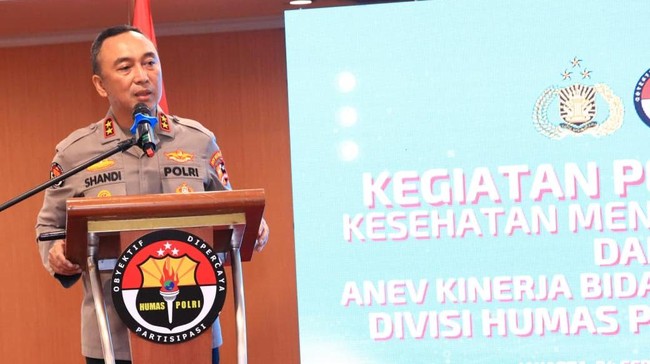 Divisi Humas Polri menggelar Anev dan pembinaan kesehatan mental untuk 653 personel, Kadiv Humas menekankan pentingnya keseimbangan fisik dan mental.