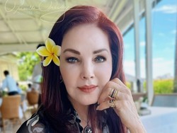 Priscilla Masih Simpan Kalung dari Elvis Presley, 48 Tahun Pasca Kematiannya