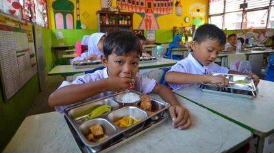 Sejumlah murid menikmati makan bergizi gratis (MBG) di SDN 35 Padang Sarai, Koto Tangah, Padang, Sumatera Barat, Selasa (23/9/2025). Kementerian Keuangan mencatat, hingga 8 September 2025 telah menyal