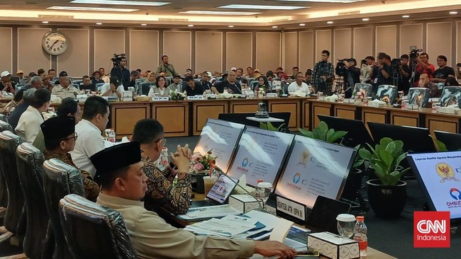 Sejumlah organisasi tani audiensi dengan DPR RI peringati Hari Tani Nasional. Mereka mendesak reforma agraria dan menyoroti penjarahan tanah rakyat.
