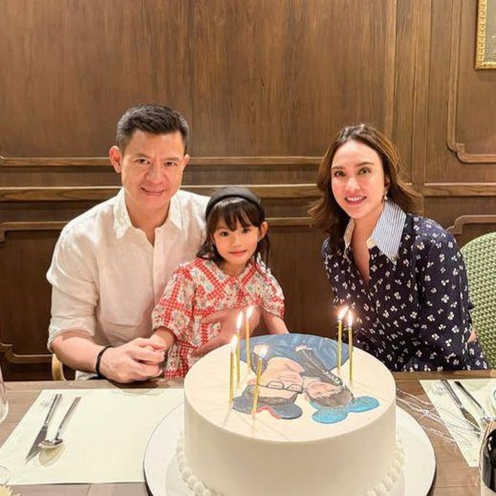 <p>Ketiganya tampak merayakan momen spesial tersebut di sebuah restoran.&nbsp;Tak hanya itu, Shandy juga menyiapkan kue ulang tahun sederhana, lengkap dengan lilin sebagai simbol perayaannya. (Foto: Instagram @missclaireherbowo)</p>